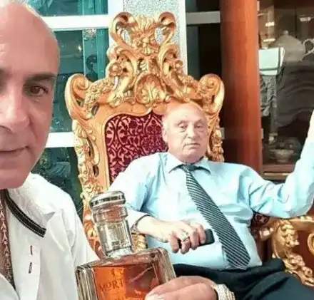 Синът на цар Киро направи златна корона и за кучето си