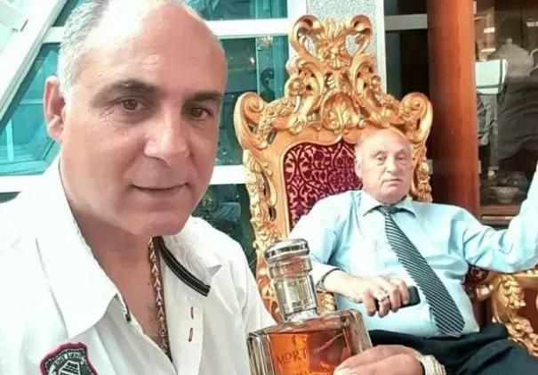 Синът на цар Киро направи златна корона и за кучето си