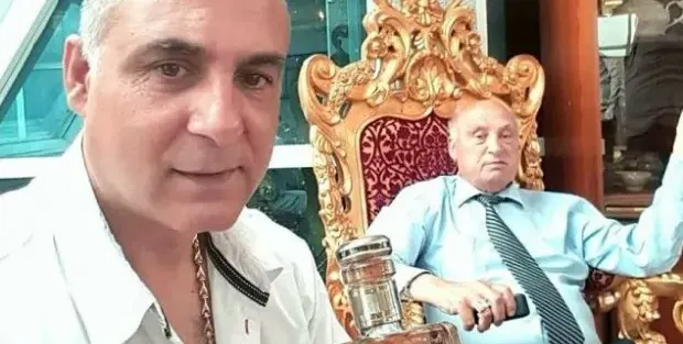 Синът на цар Киро направи златна корона и за кучето си