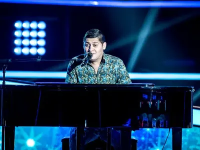 Синеок циганин свири на роял  в „Гласът на България“