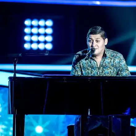 Синеок циганин свири на роял  в „Гласът на България“