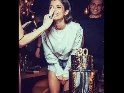 Славена Вътова духа свещи на 30