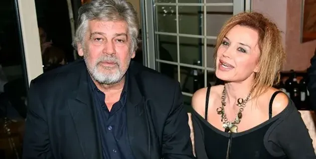 Страстни целувки между Ламбо и Аня Пенчева и Ламбо на сцената на Народния театър