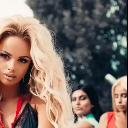 Сузанита се натиска за креватна тройка