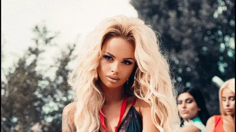 Сузанита се натиска за креватна тройка