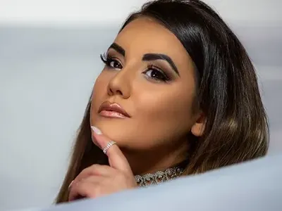 Свиха дрехите на фолкпевица