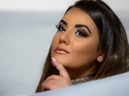 Свиха дрехите на фолкпевица