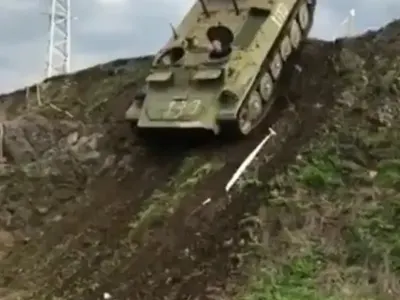 Топ ганьовеца Динко иска да се пребие с БТР-а (Снимки)