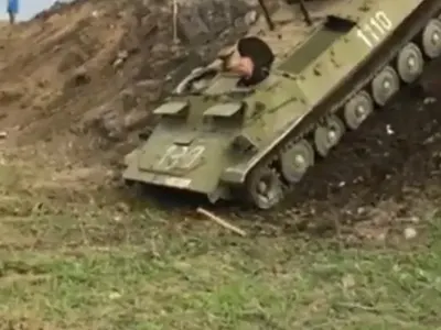 Топ ганьовеца Динко иска да се пребие с БТР-а (Снимки)