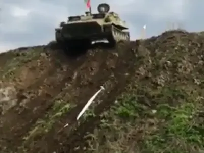 Топ ганьовеца Динко иска да се пребие с БТР-а (Снимки)