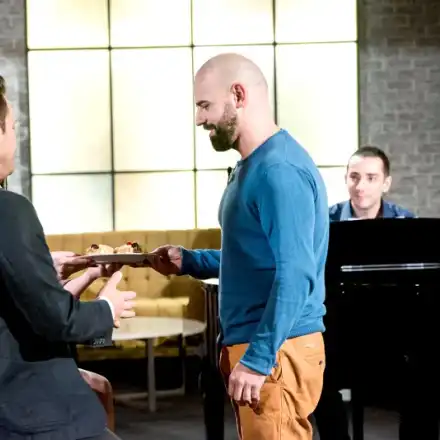 Участник подкупва Михаела Филева в „Гласът на България“