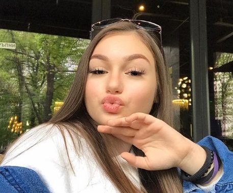 Крисия си хвана гадже съученик