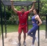 Райна с плочки на корема