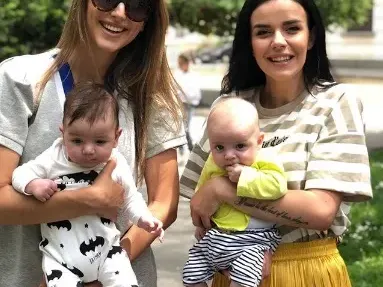 Алекс и Мона запознаха бебетата