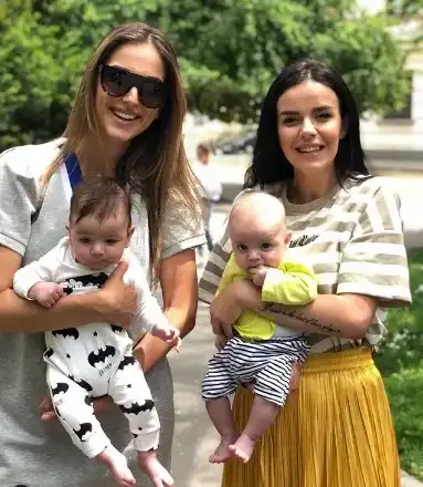 Алекс и Мона запознаха бебетата