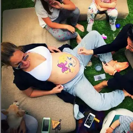 Алекс Раева даде корема си на художничка