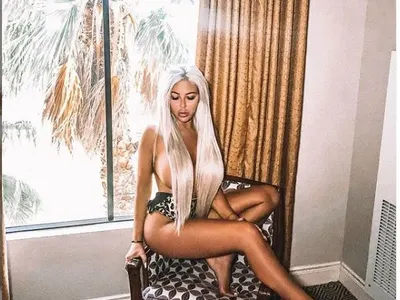 Андреа с космат сутиен (Фото в галерията)