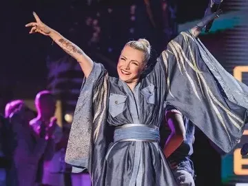 Без майчинство: Поли Генова се върна на работа