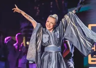 Без майчинство: Поли Генова се върна на работа