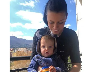 Д-р Стилянова храни малкия с телешко