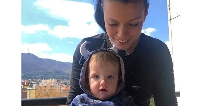 Д-р Стилянова храни малкия с телешко