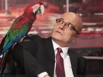 Да си спомним на финала: Как се роди „Шоуто на Слави”, кои звезди никога не седнаха на диванчето и най-големите гафове в историята на предаването