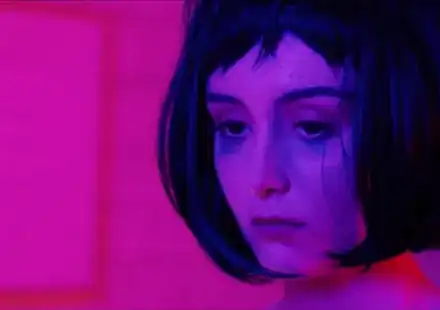 Дара Екимова срещу хейта в новото си видео „Пробвай се”