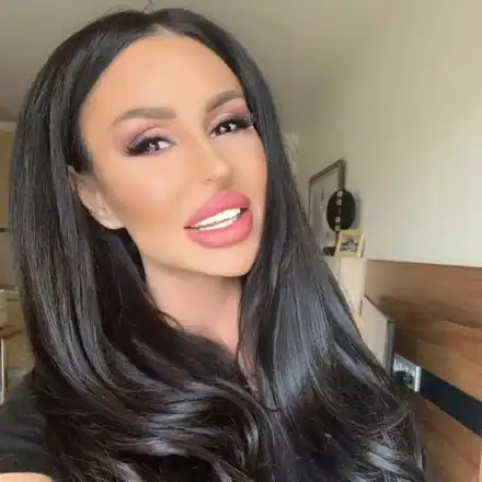 Деси Фотосесията конкурира Венета Райкова