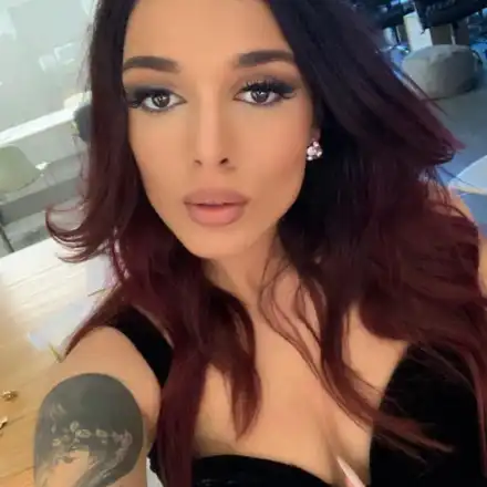 Диона работи за момче