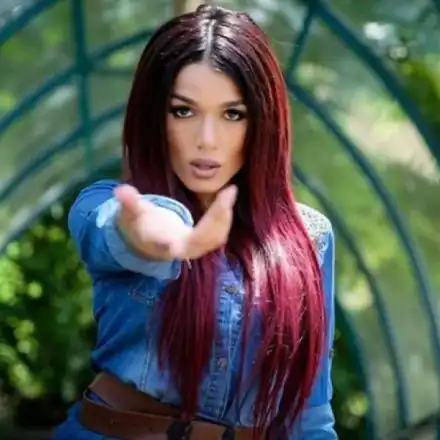 Диона става актриса