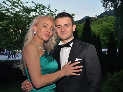 Дизайнерката Евгения Борисова изпрати син - абитуриент! Тита пя на бала на младежа (СНИМКИ)