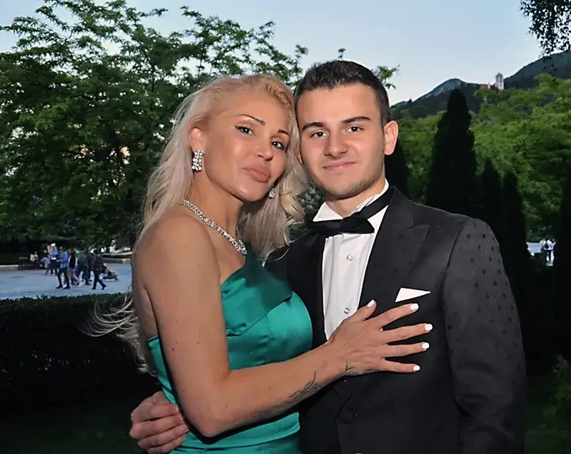 Дизайнерката Евгения Борисова изпрати син - абитуриент! Тита пя на бала на младежа (СНИМКИ)