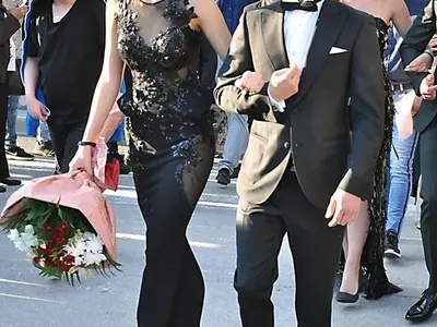 Дизайнерката Евгения Борисова изпрати син - абитуриент! Тита пя на бала на младежа (СНИМКИ)