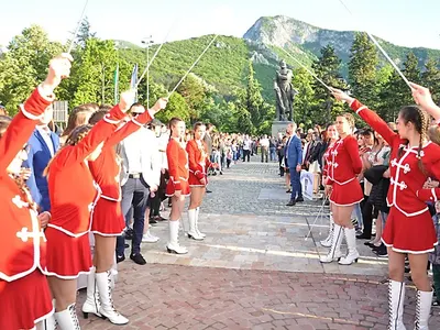 Дизайнерката Евгения Борисова изпрати син - абитуриент! Тита пя на бала на младежа (СНИМКИ)