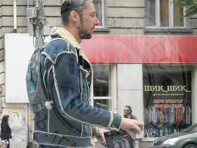 Джийсън Брад Люис се движи с тротинетка