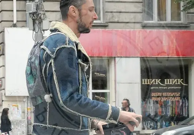 Джийсън Брад Люис се движи с тротинетка