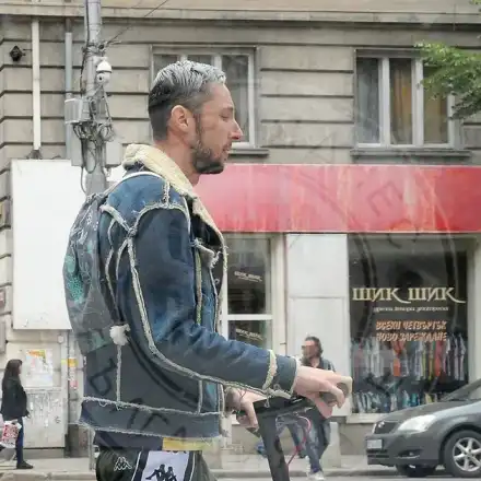 Джийсън Брад Люис се движи с тротинетка