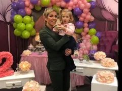 И щерката на Джина Стоева хвана микрофона