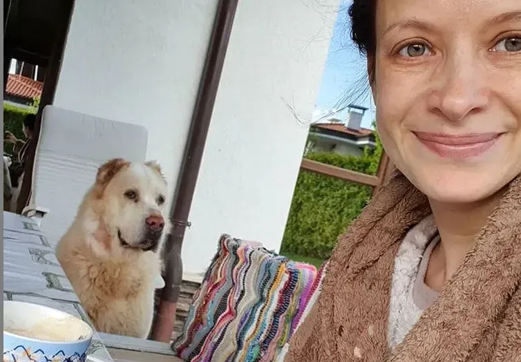 Яна Маринова заряза гримовете