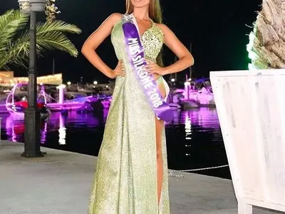 Изненада! Плеймейтка пише и чете разкази