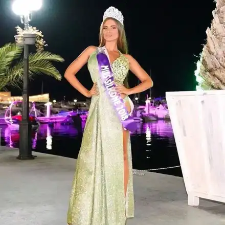 Изненада! Плеймейтка пише и чете разкази