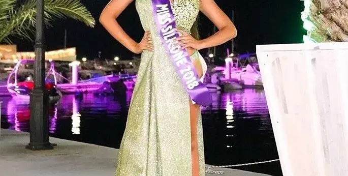 Изненада! Плеймейтка пише и чете разкази