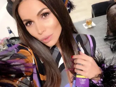 Изненадаха Алисия с 500 червени рози