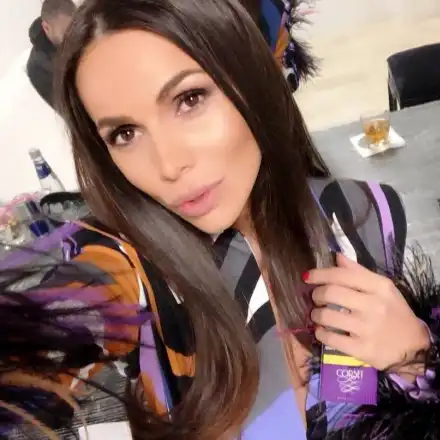 Изненадаха Алисия с 500 червени рози