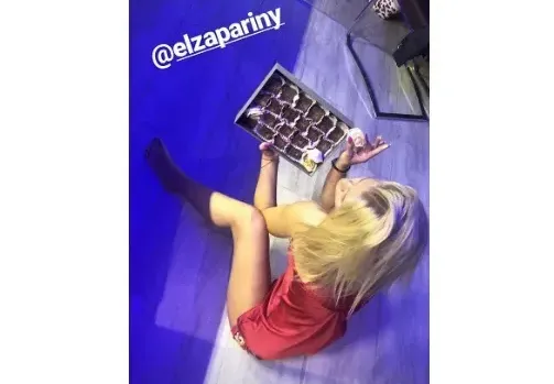 Капчикова празнува ЧРД по пижама