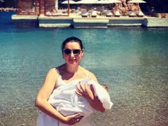 Кобилкина води бебето на плаж