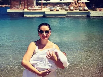 Кобилкина води бебето на плаж