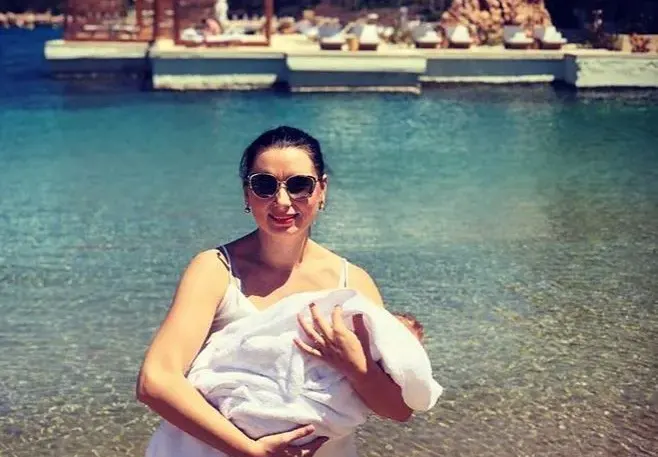 Кобилкина води бебето на плаж