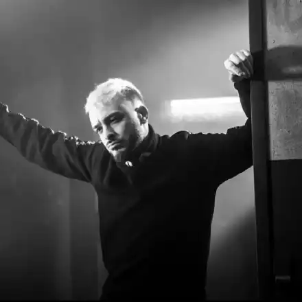 КРАЙ и с Криско! 50 човека го освиркат в Пловдив, дискотеки масово анулират участията му!