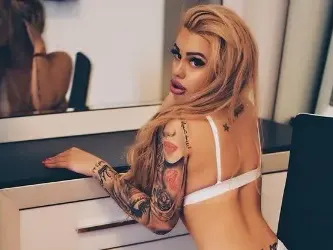 Кристин с големите бомби има два чифта ДЖУКИ